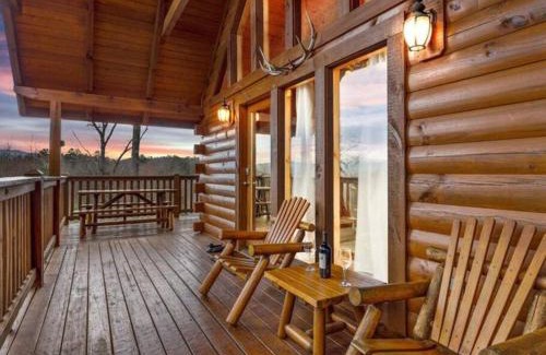 Black Bear Falls House | Breathtaking views of the Smokies, 3 mins to Gatlinburg
