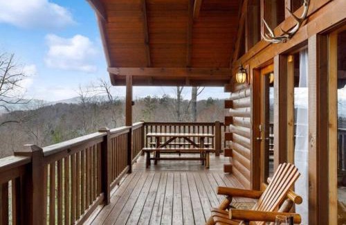Black Bear Falls House | Breathtaking views of the Smokies, 3 mins to Gatlinburg