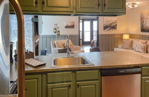 Caton Condo | Breathtaking Views at Dollys Castle unit 7
