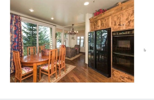 East Shore House | Breathtakingly beautiful views from this lakefront home!