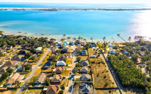 Navarre House | Breeze - Family Retreat with Waterfront Access & Game Room