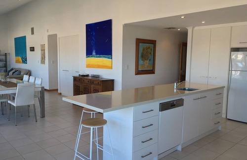 Hayborough House | Breezes@Hayborough - Coastal Beach house & pet-friendly!