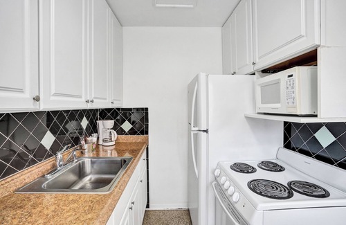 Lauderdale-by-the-Sea Apartment | Breezy 1 Bed 1 Bath Apt Minutes to the Sea, Pool