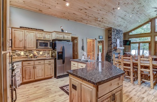 Hayward House | Breezy Bay Beach On Round Lake