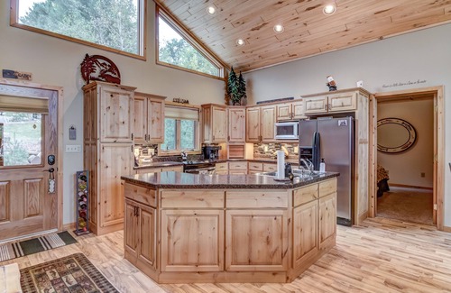 Hayward House | Breezy Bay Beach On Round Lake