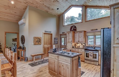 Hayward House | Breezy Bay Beach On Round Lake