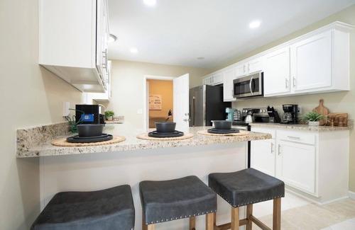 Southside House | ~Breezy Biz Sleeps 12 Heated Pool & Boardroom~