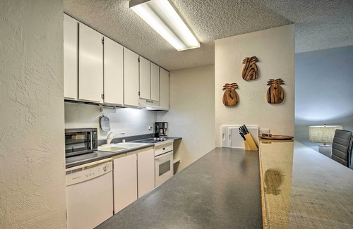 Historic Kailua Village Apartment | Breezy Condo w/Screened Lanai in Kailua-kona!