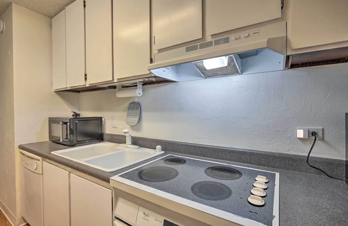 Historic Kailua Village Apartment | Breezy Condo w/Screened Lanai in Kailua-kona!