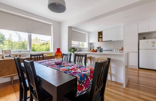 St. Kilda East Apartment | Breezy East A Light filled Family Retreat