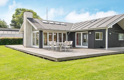 Boeslum House | Breezy Holiday Home in Jutland with Sauna