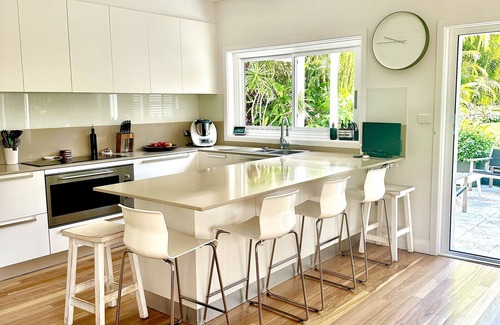 Freshwater House | Breezy, Light-filled Summer House. Walk to 2 Beaches. City busses at your door.