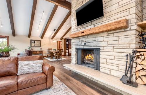 Windcliff Estates House | Breiding Upper Condominium 2 Bedroom condo