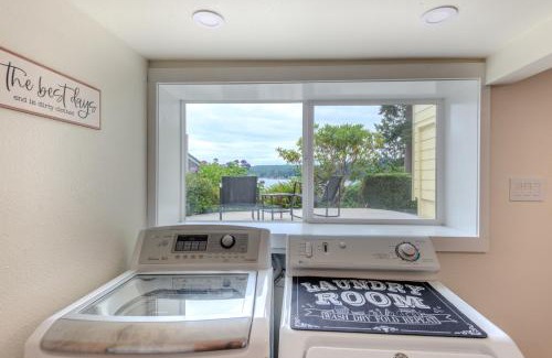 Rollingbay House | Bremerton Waterfront Cottage