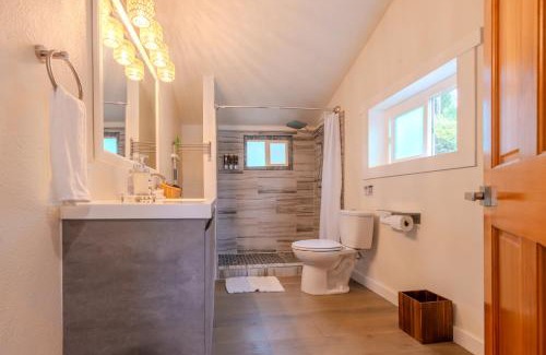 Rollingbay House | Bremerton Waterfront Cottage