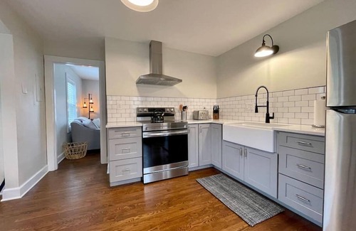 Brevard House | Brevard Bike and Hike Retreat (Walk to Downtown!)
