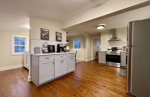 Brevard House | Brevard Bike and Hike Retreat (Walk to Downtown!)