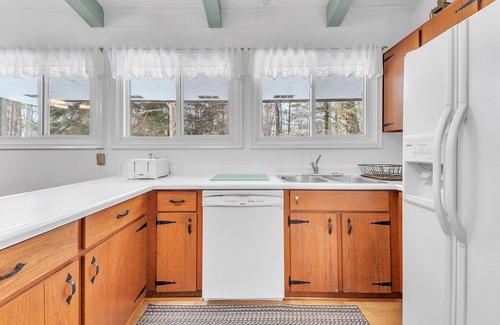 Bluewater Cottage | Brewster Beach House: Steps From The Beach In Southcott!