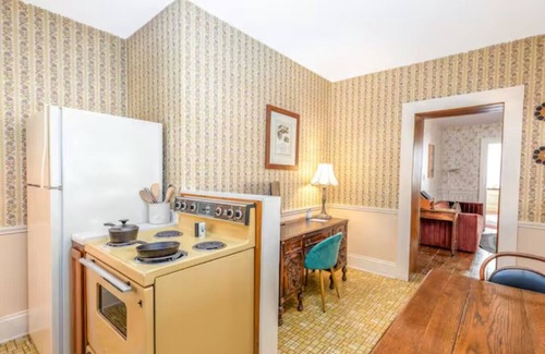 Galena Condo | Briarstone Inn | Historic 7-Room Inn w/Private Baths | Walk to Downtown Galena