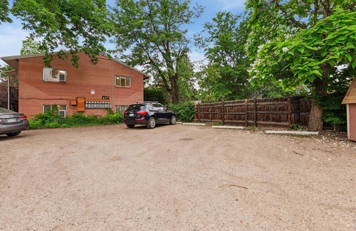 Old Town Condo | Brick Suite | Bright & Bold Retreat Near Old Town