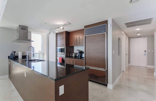 Downtown Miami Apartment | Brickell Oasis: Pool + Views