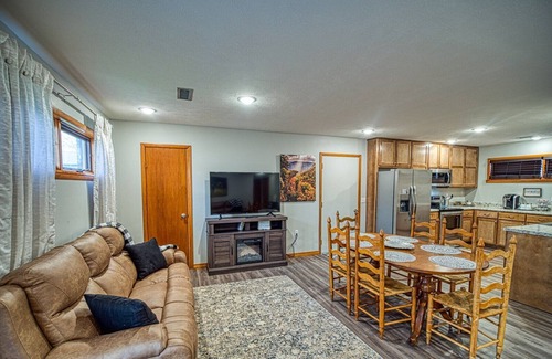 Jasper House | BrickHouse off the Square - Cozy 3 bedroom house