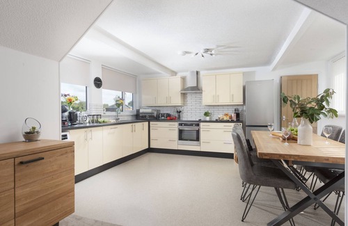Goonhavern Apartment | Bridge Apartment - an apartment that sleeps 6 guests in 3 bedrooms