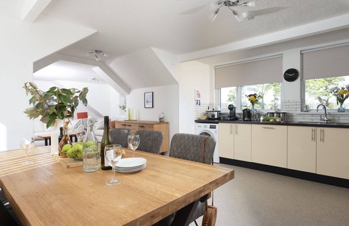 Goonhavern Apartment | Bridge Apartment - an apartment that sleeps 6 guests in 3 bedrooms
