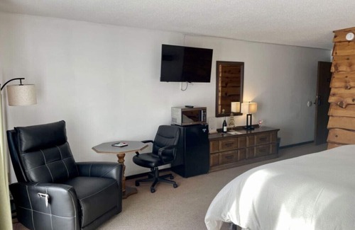 Tomahawk House | Bridge Inn 106 1King 1Recliner Walkout RiverView