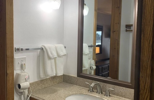 Tomahawk House | Bridge Inn 106 1King 1Recliner Walkout RiverView