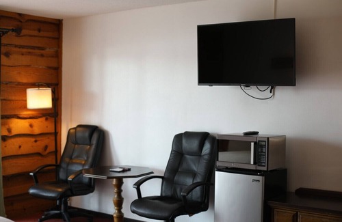 Tomahawk Hotel | Bridge Inn 1st Floor 2 Queens Walkout w River View