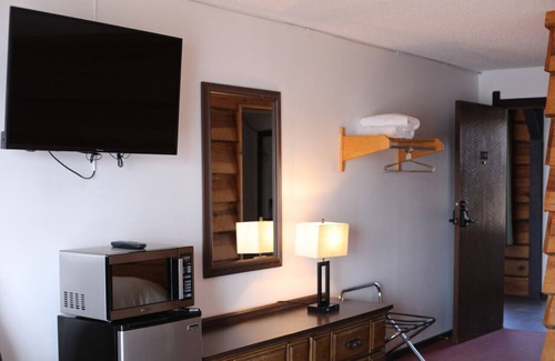Tomahawk Hotel | Bridge Inn 1st Floor 2 Queens Walkout w River View