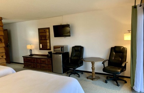 Tomahawk Cabin | Bridge Inn Rm107 Pet Friendly 2 Queens River View