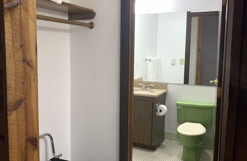 Tomahawk Cabin | Bridge Inn Rm107 Pet Friendly 2 Queens River View
