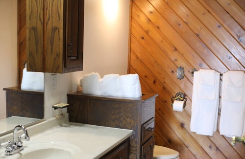 Tomahawk Cabin | Bridge Inn Suite201 Kitchen HotTub1King 2 Sofabeds