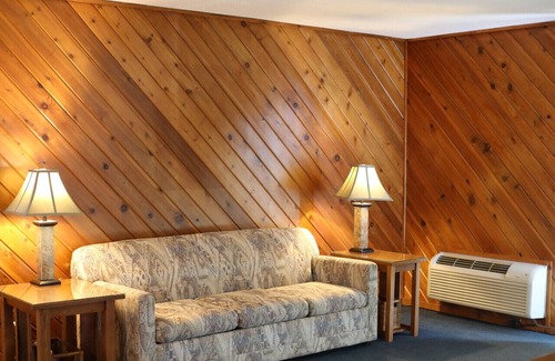 Tomahawk Cabin | Bridge Inn Suite201 Kitchen HotTub1King 2 Sofabeds