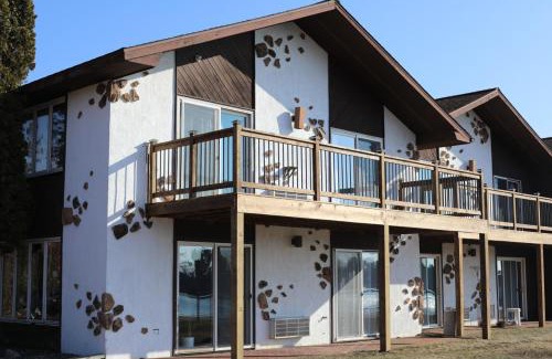 Tomahawk House | Bridge Inn Tomahawk - Suite 201, Kitchen, Hot Tub, Fireplace, Balcony, River View