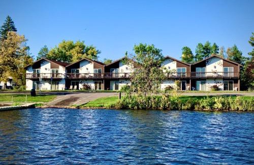 Tomahawk House | Bridge Inn Tomahawk - Suite 201, Kitchen, Hot Tub, Fireplace, Balcony, River View