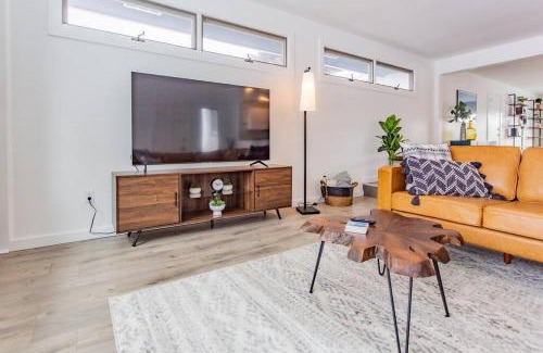 Bozeman House | Bridger Hawk - Mid-Century Classic (NEW)