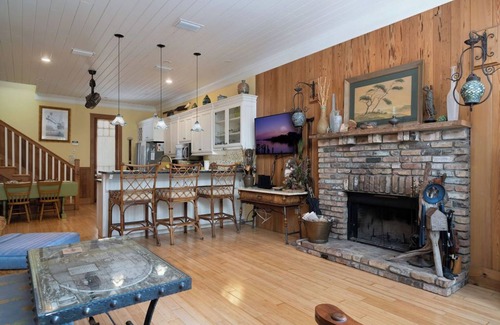 Cedar Key House | Bridges Cottage - Vintage in Heart of Cedar Key!