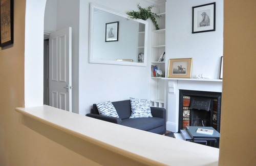 St. Helen's Apartment | Bright 1 BDR Flat Perfect for City Getaway