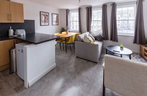 Southend-on-Sea Apartment | Bright 1 Bed Harbour-side Apartment with Sea Views