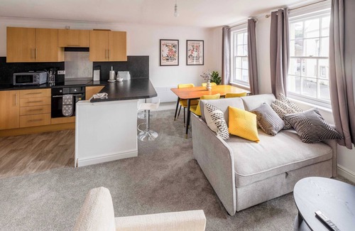 Southend-on-Sea Apartment | Bright 1 Bed Harbour-side Apartment with Sea Views