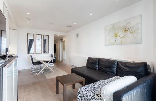 Elephant and Castle House | Bright 1 Bedroom Apartment in Elephant and Castle
