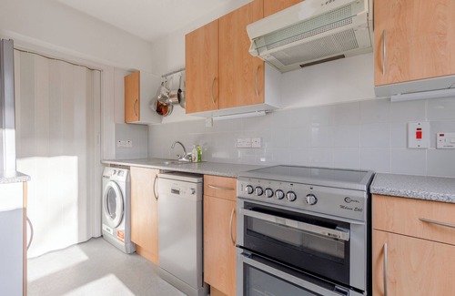 St Luke's Apartment | Bright 1BD Flat with Private Balcony, Old Street