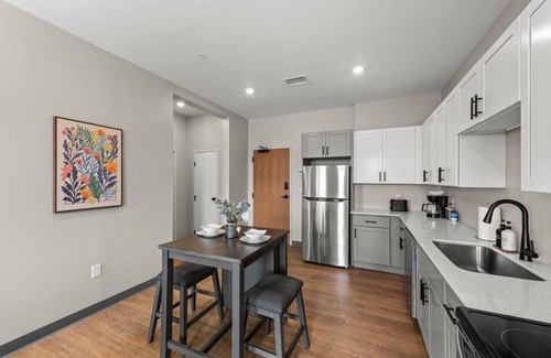 Cleveland Apartment | Bright 1BDR | Cleveland Clinic | Free Garage