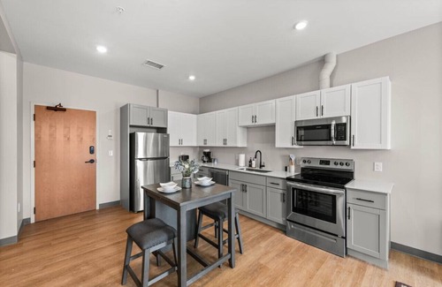 Cleveland Apartment | Bright 1BDR | Cleveland Clinic | Free Garage