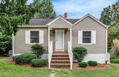 Burlington House | Bright 2 bd House, 1.5 mi to Elon University & Shops, Quiet Neighborhood!