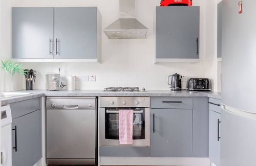 Kennington Apartment | Bright 2 Bed Flat in Lambeth With Private Balcony
