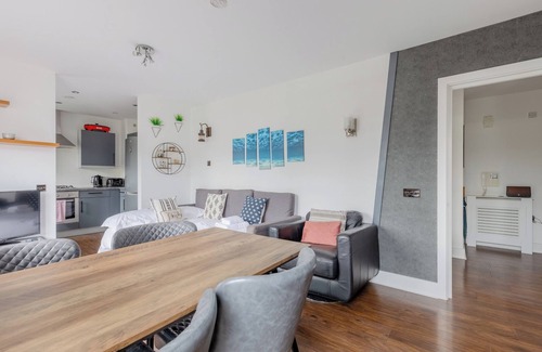 Kennington Apartment | Bright 2 Bed Flat in Lambeth With Private Balcony